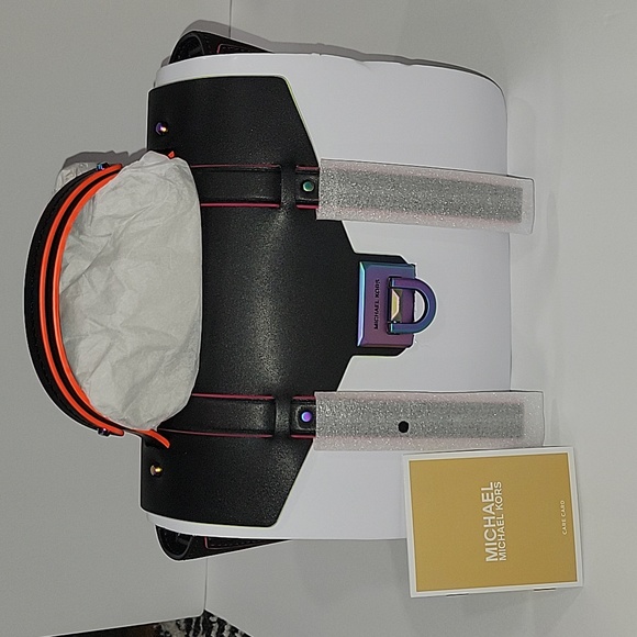 🔥Host Pick🔥Michael Kors Manhattan Satchel, Black with Neon Contrast Trim😍😍 - Picture 4 of 9